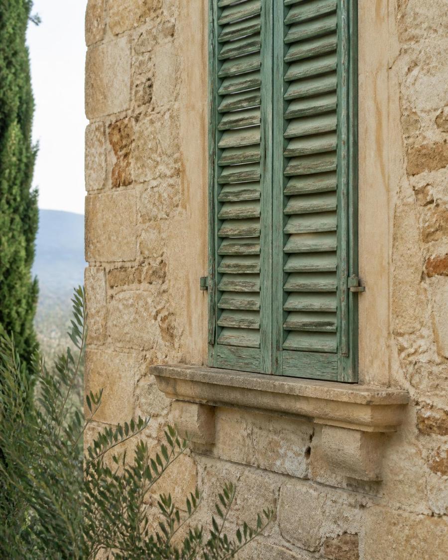 Fensterladen und Natursteinfassade eines toskanischen Anwesens im Detail